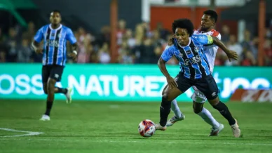 Com estrela de Carlos Vinicius, Grêmio bate Guarany de Bagé pelo Gauchão