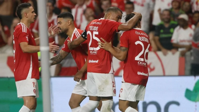 Internacional vence o Grêmio pelo Gauchão em clássico de seis gols