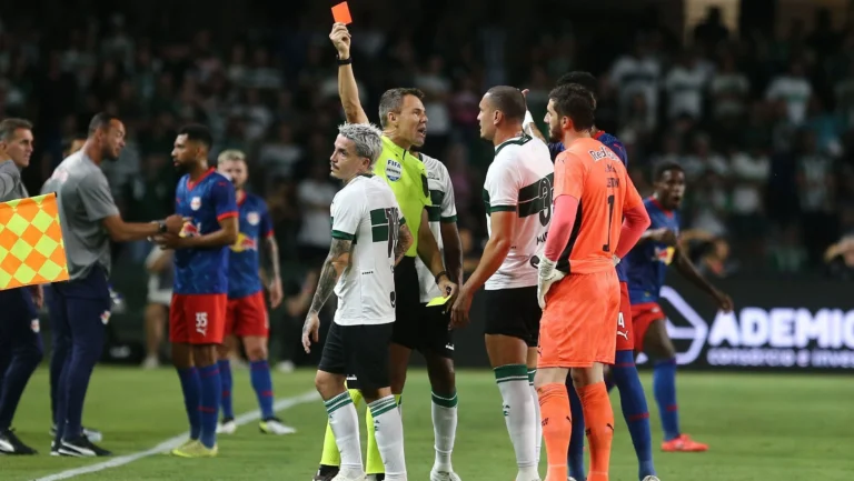 Português do Coritiba recebe primeiro cartão vermelho do Brasileirão; veja