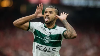 Athletiba: Ronier decide, e Coritiba vence Athletico-PR na Arena da Baixada