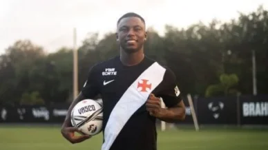 Marino é apresentado no Vasco e revela propostas de rivais do Brasil