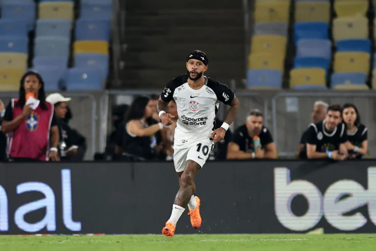 Palmeirense provoca Memphis na Bahia, e astro do Corinthians reage