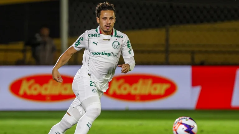 Palmeiras “abre portas” para saídas, mas sofre para contratar reposições