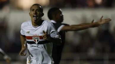 São Paulo vence Botafogo com gols no fim e avança para semifinal da Copinha
