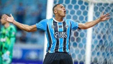 Carlos Vinícius chega ao terceiro hat-trick em 22 jogos pelo Grêmio