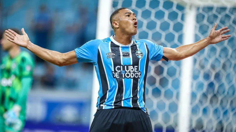 Carlos Vinícius chega ao terceiro hat-trick em 22 jogos pelo Grêmio