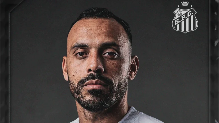 Santos anuncia atacante Moisés como reforço para temporada 2026