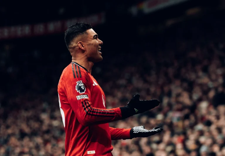 Brasileiros brilham, e United vence Fulham em jogo de cinco gols