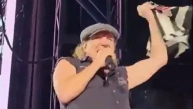 Vocalista do AC/DC levanta bandeira do Corinthians durante show no MorumBIS