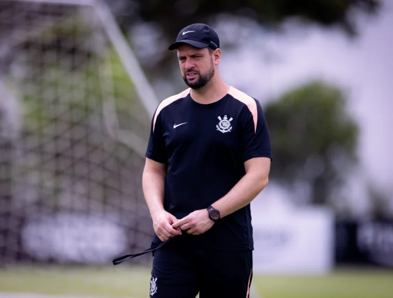Auxiliar do Corinthians rebate súmula e diz que árbitro “relatou mentiras”