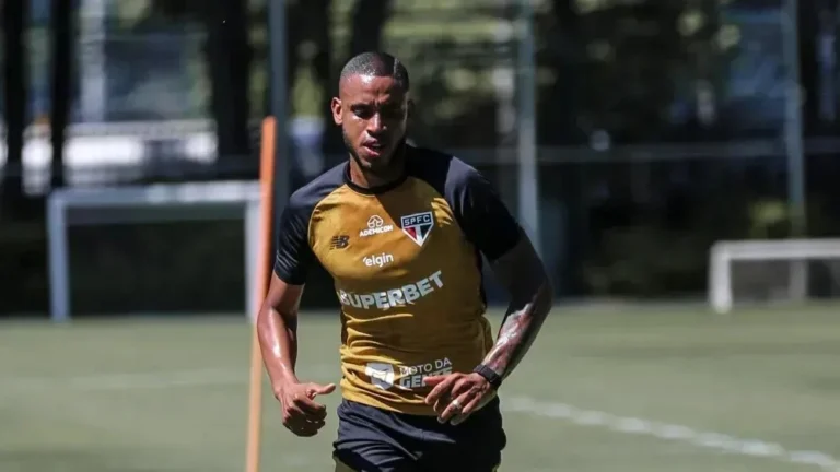 Atacante se recupera de graves lesões ligamentares e reforça o São Paulo