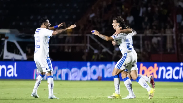 Cruzeiro vence Pouso Alegre e abre vantagem na semifinal do Mineiro