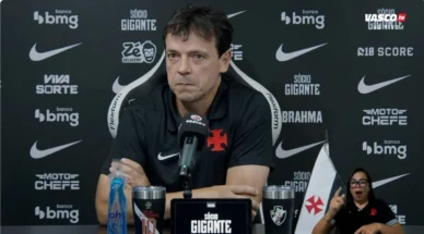 Diniz rebate críticas em mais um tropeço do Vasco em São Januário; assista