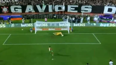 Hugo Souza comete pênalti, mas defende cobrança em Portuguesa x Corinthians