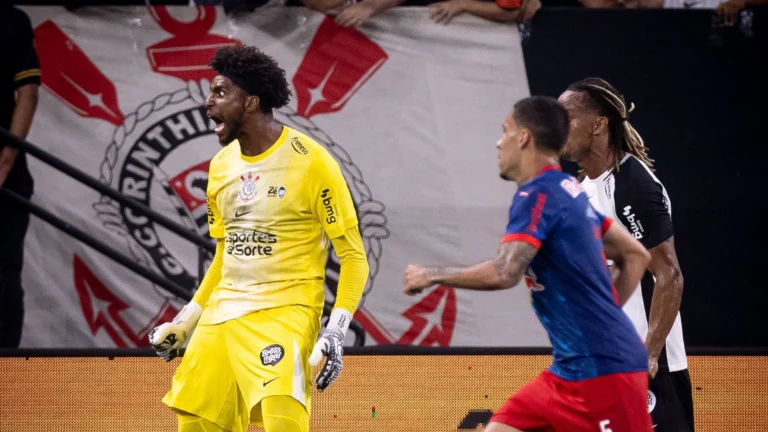 Hugo Souza alcança marca histórica pelo Corinthians; veja números