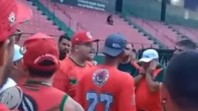 Torcida do Velo cobra time antes de jogo com Santos: 