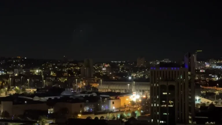 Sirenes soam em Jerusalém e Tel Aviv com mísseis iranianos cruzando o céu
