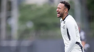 Em controle de carga, Neymar rebate matéria sobre pôquer: 
