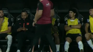 Memphis comenta uso de celular no banco durante jogo do Corinthians