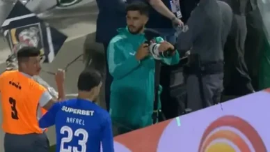 Pipa do Corinthians paralisa Palmeiras x São Paulo pelo Paulistão