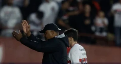 Torcedores do São Paulo dão voto de confiança para Roger Machado em estreia