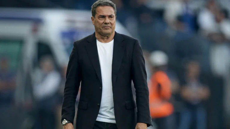 Equipe de Vanderlei Luxemburgo se pronuncia sobre internação em UTI