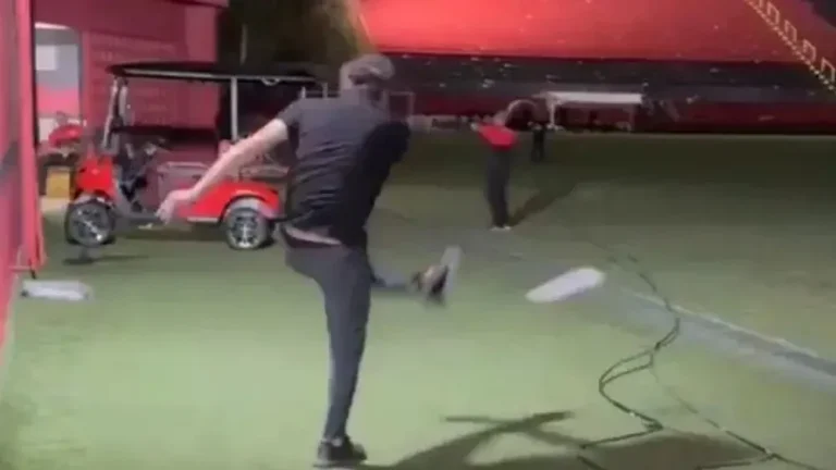 Técnico do Atlético-MG perde a paciência e chuta garrafa após coletiva