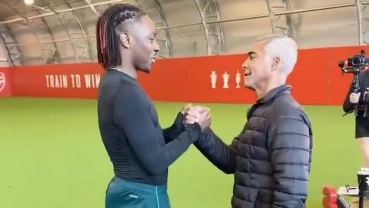 Astro do Arsenal “perde a cabeça” ao conhecer Romário; veja