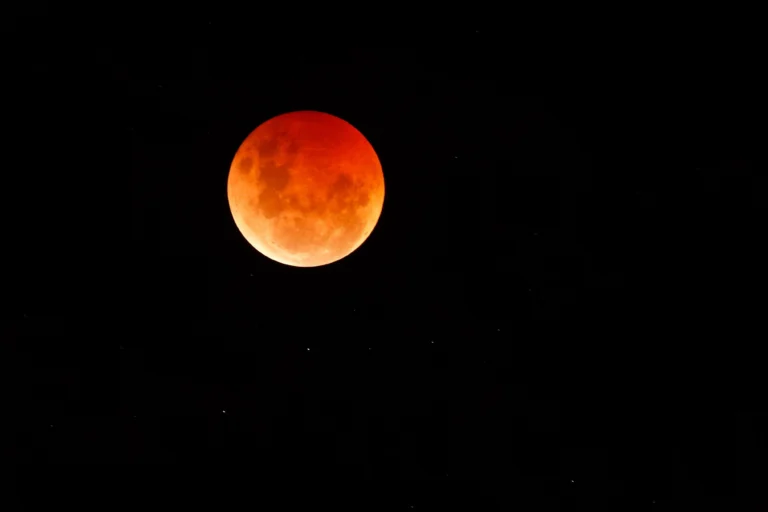 Eclipse Lunar: como cada signo será impactado pela Lua de Sangue?
