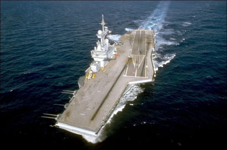 França mobiliza navios de guerra e porta-avião em meio à escalada de tensão