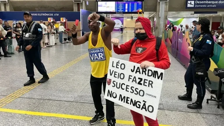 Jardim desembarca para assinar com o Flamengo, mas “dribla” torcida