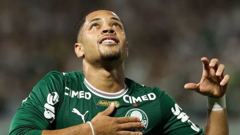 Vitor Roque se diz em casa no Palmeiras e sonha com vaga na Seleção
