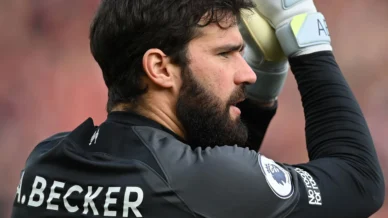 De olho na Copa, Alisson se pronuncia sobre lesão e perspectiva de retorno