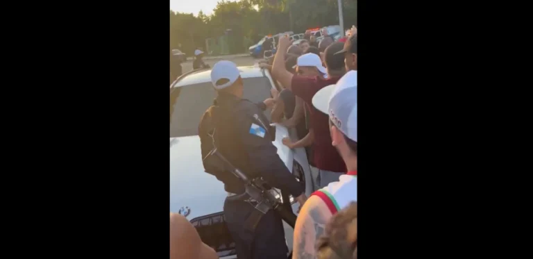 Organizada do Fluminense protesta e entra no CT para conversa com elenco