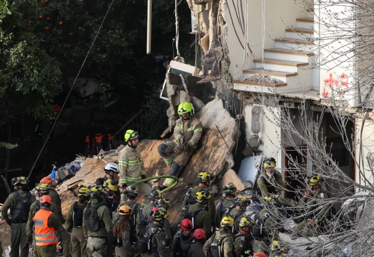 Equipes de resgate recuperam quatro corpos após ataque iraniano em Israel