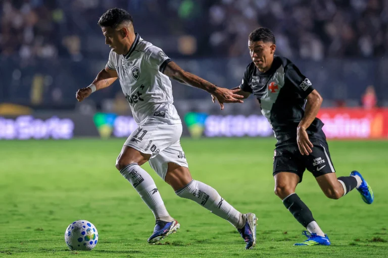 Botafogo vence Vasco de virada com golaço de Matheus Martins