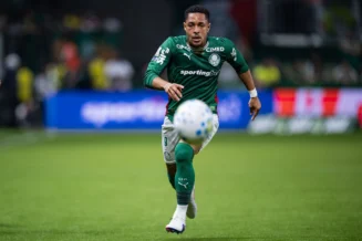 De volta ao time titular, Vitor Roque sente lesão e preocupa Palmeiras