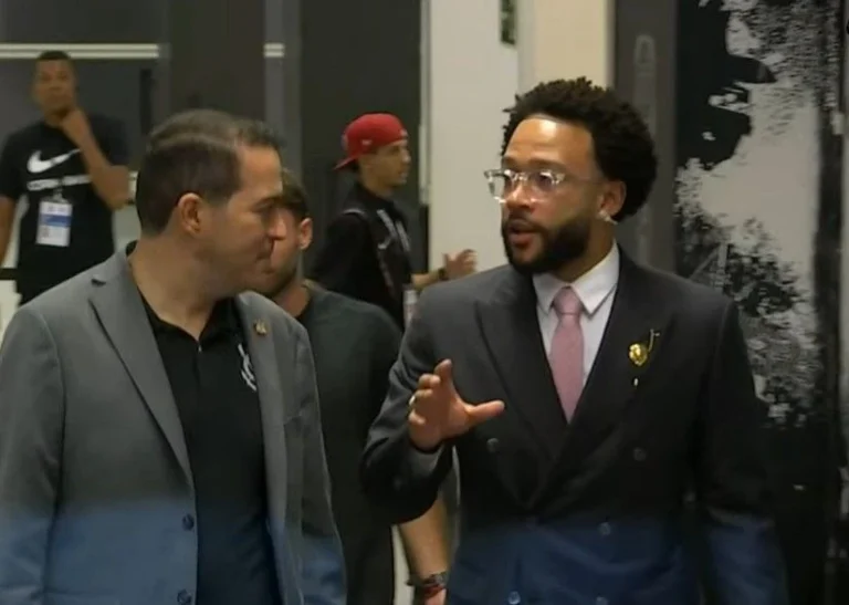 Após polêmica, Memphis vai ao gramado em Corinthians x Palmeiras; veja