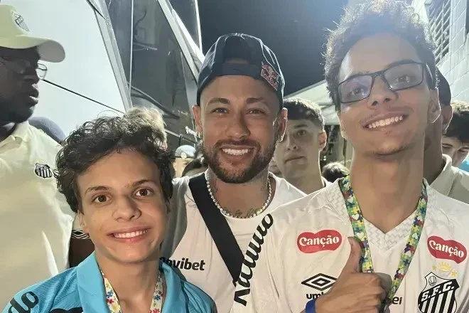 Neymar realiza sonho de irmãos autistas após vitória do Santos