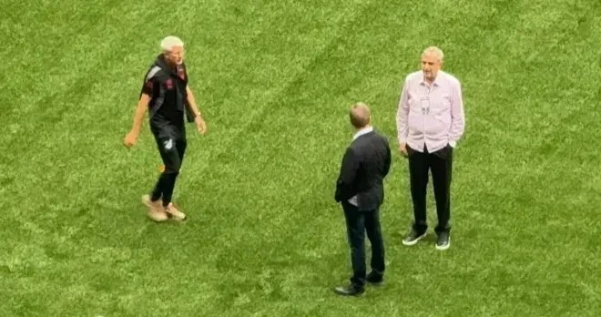 Presidente do Athletico-PR, “testa gramado” antes de jogo na Arena MRV