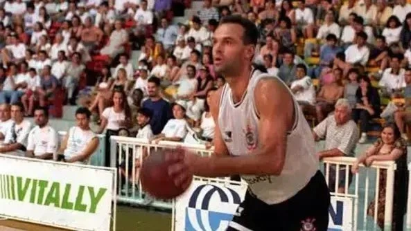 Corinthians homenageia Oscar Schmidt em bandeirinha de escanteio; veja