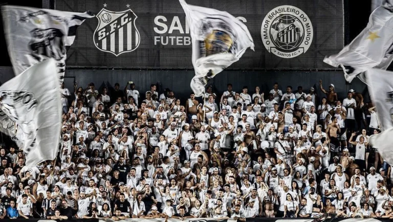 Torcedores organizados do Santos conversam com Cuca e jogadores no CT