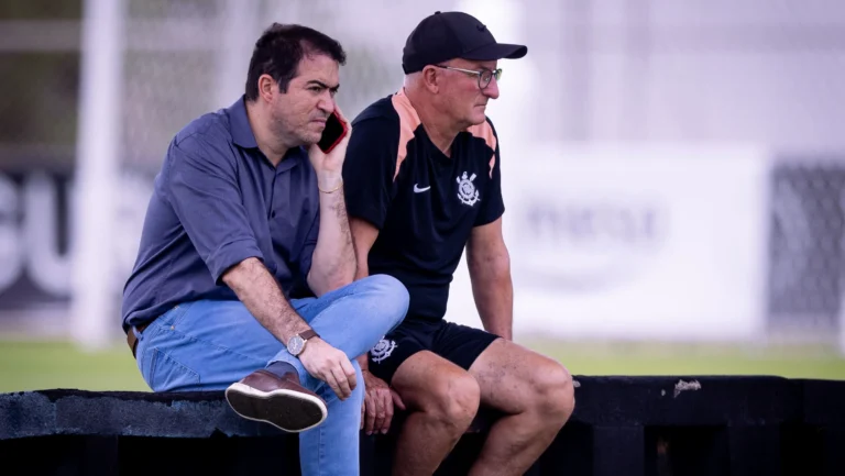 “Trabalho bateu no teto”, diz diretor do Corinthians sobre Dorival