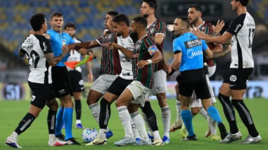 Fluminense x Corinthians tem expulsão bizarra por gesto obsceno; veja