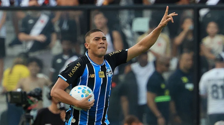 Destaque do Grêmio revela que pensou em largar o futebol: “Não estava bem”