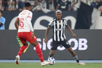 Lyon aciona Fifa e cobra dívida do Botafogo por Jeffinho
