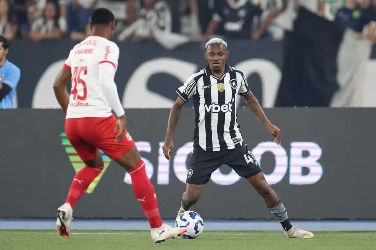 Lyon aciona Fifa e cobra dívida do Botafogo por Jeffinho