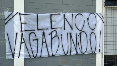 Corinthians: Gaviões da Fiel faz novos protestos no CT e aborda zagueiros