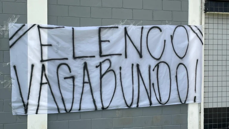 Corinthians: Gaviões da Fiel faz novos protestos no CT e aborda zagueiros