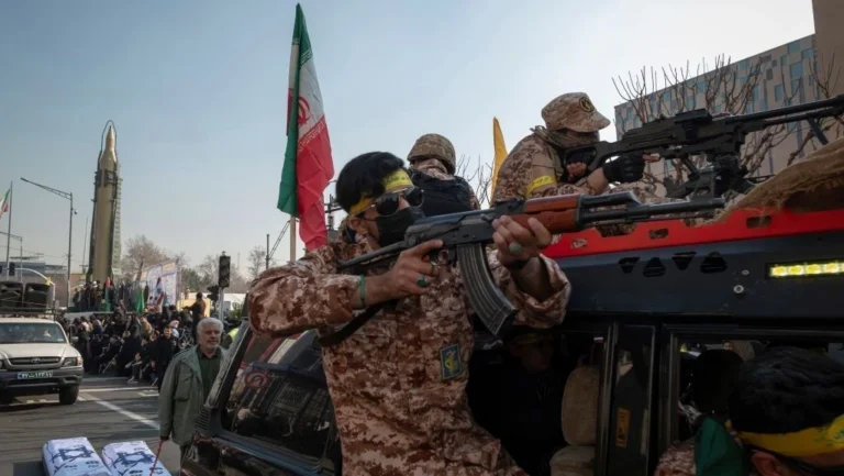 “Dedo no gatilho”, diz Guarda Revolucionária do Irã em meio a cessar-fogo